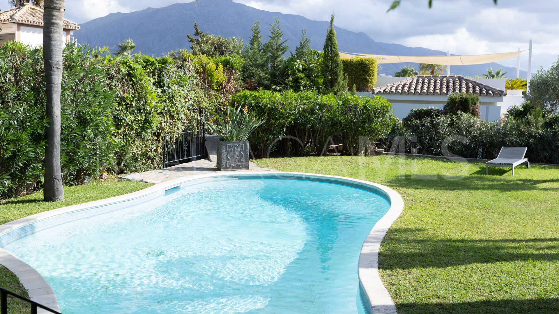 5 bedrooms villa for sale in Nueva Andalucia