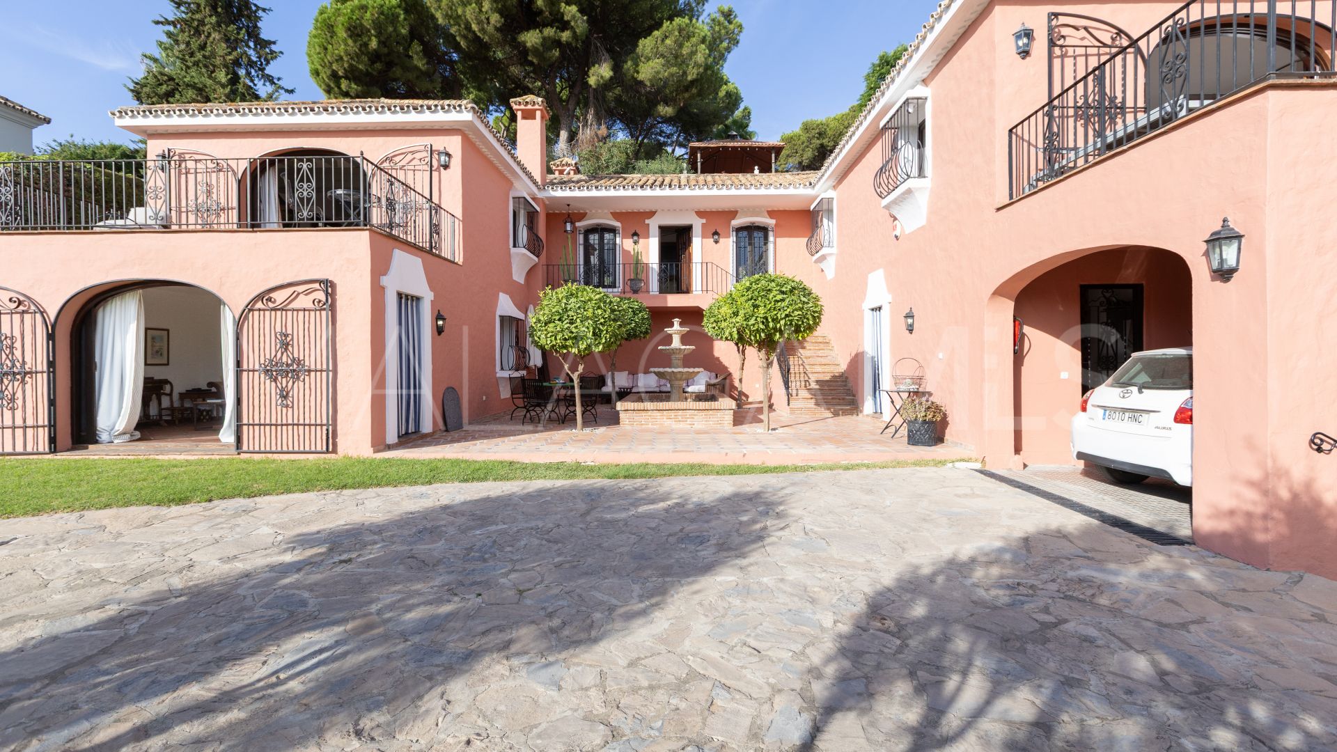 5 bedrooms villa for sale in Nueva Andalucia