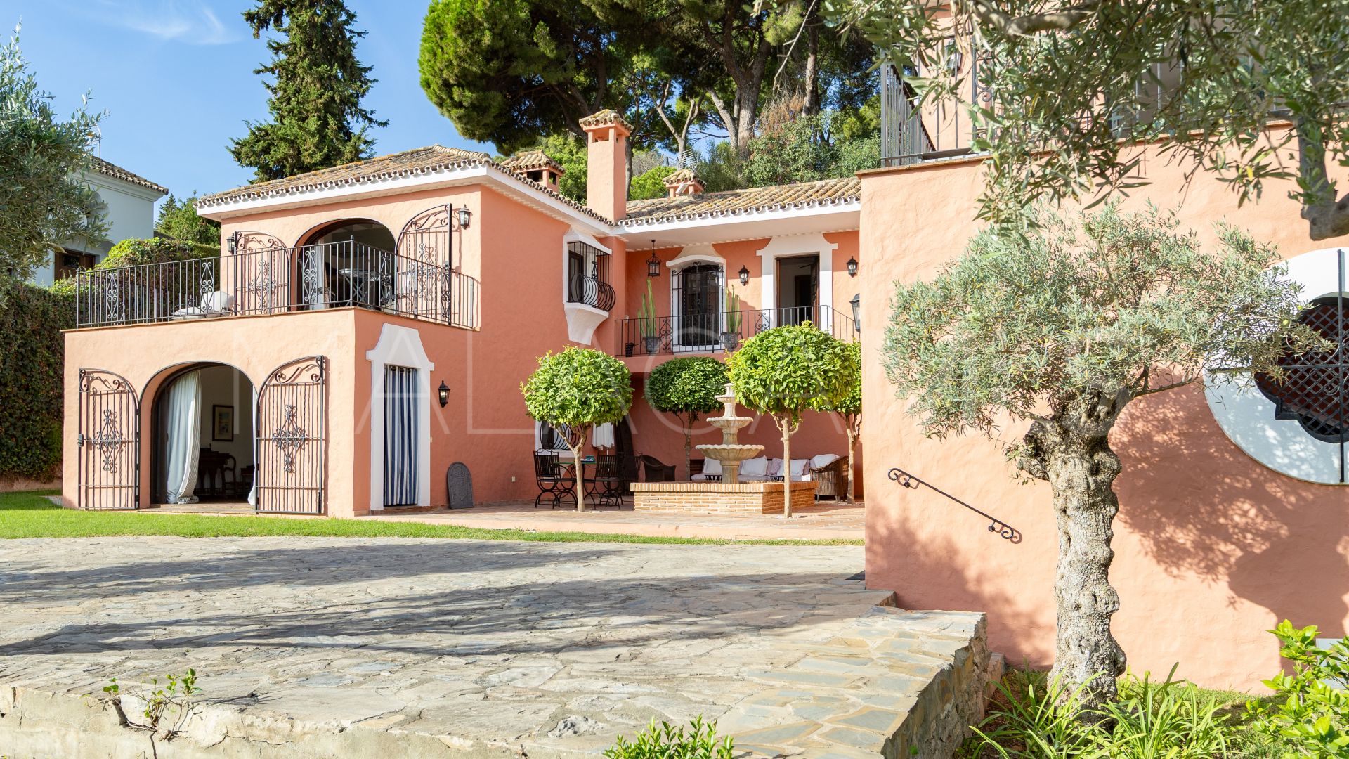 5 bedrooms villa for sale in Nueva Andalucia