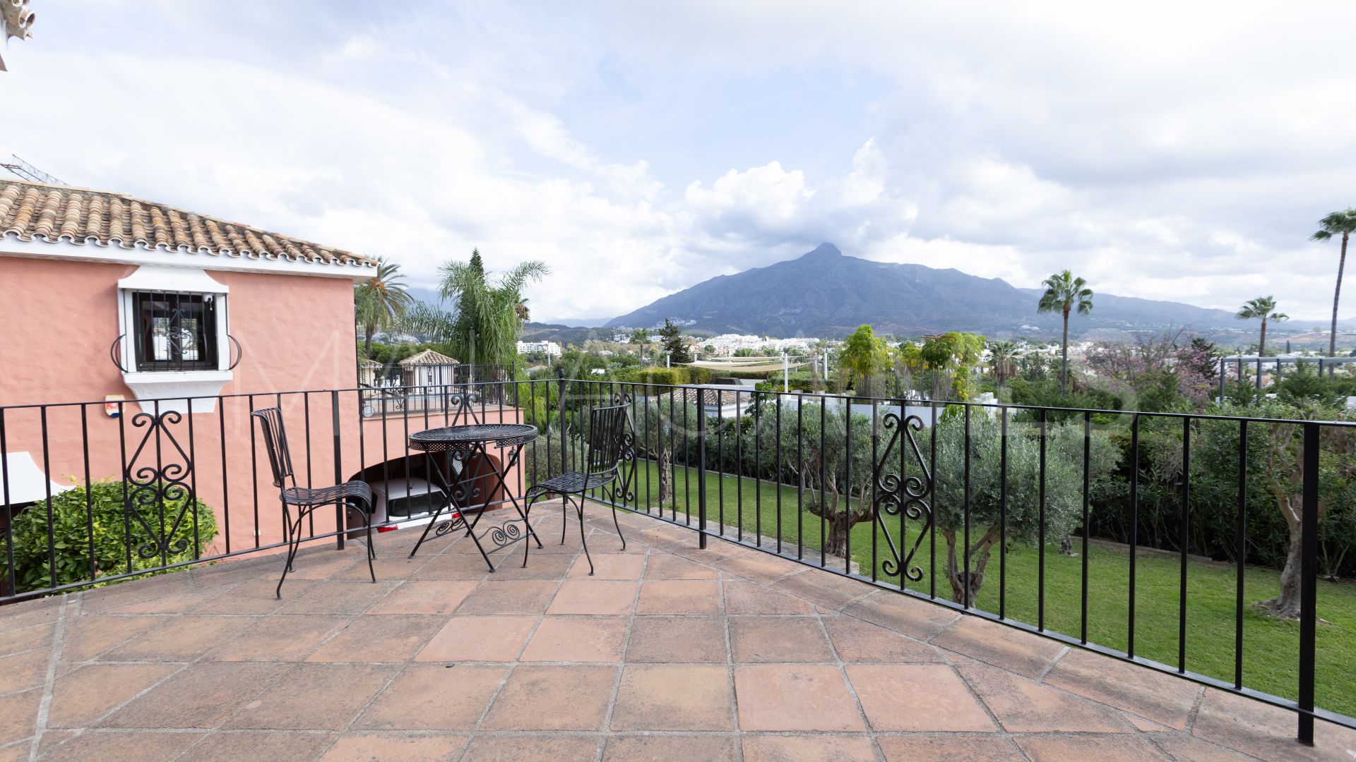 5 bedrooms villa for sale in Nueva Andalucia