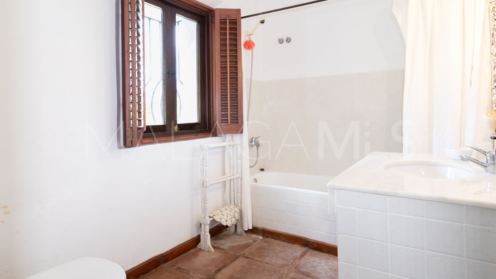 5 bedrooms villa for sale in Nueva Andalucia