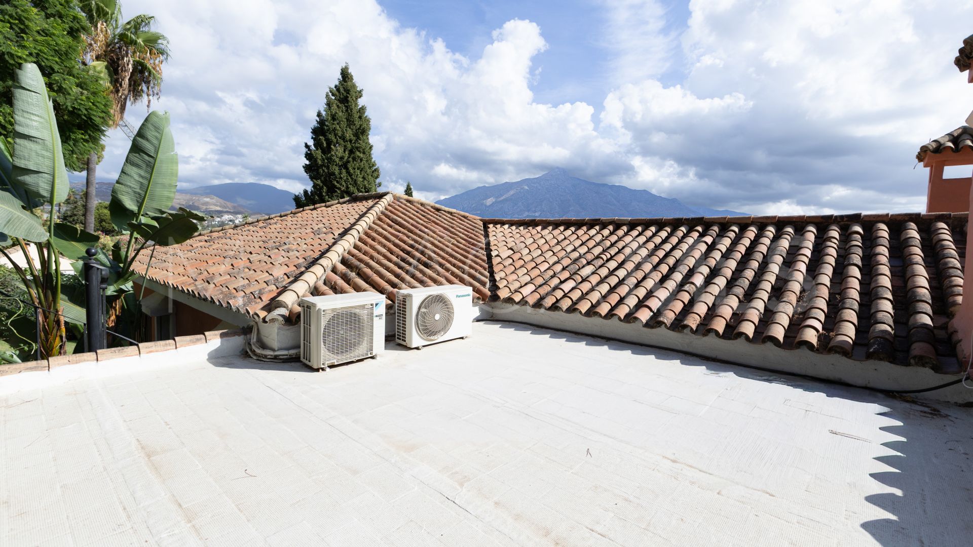 5 bedrooms villa for sale in Nueva Andalucia