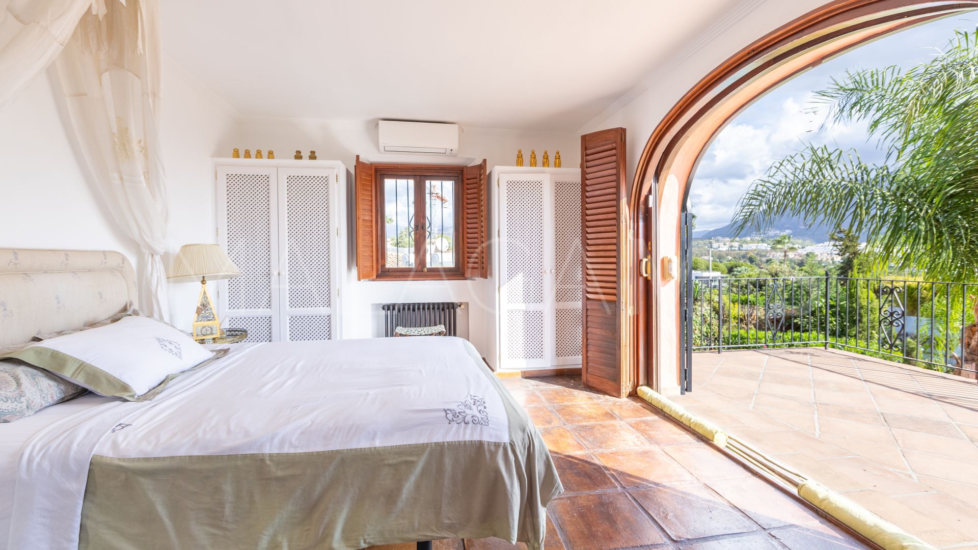 5 bedrooms villa for sale in Nueva Andalucia