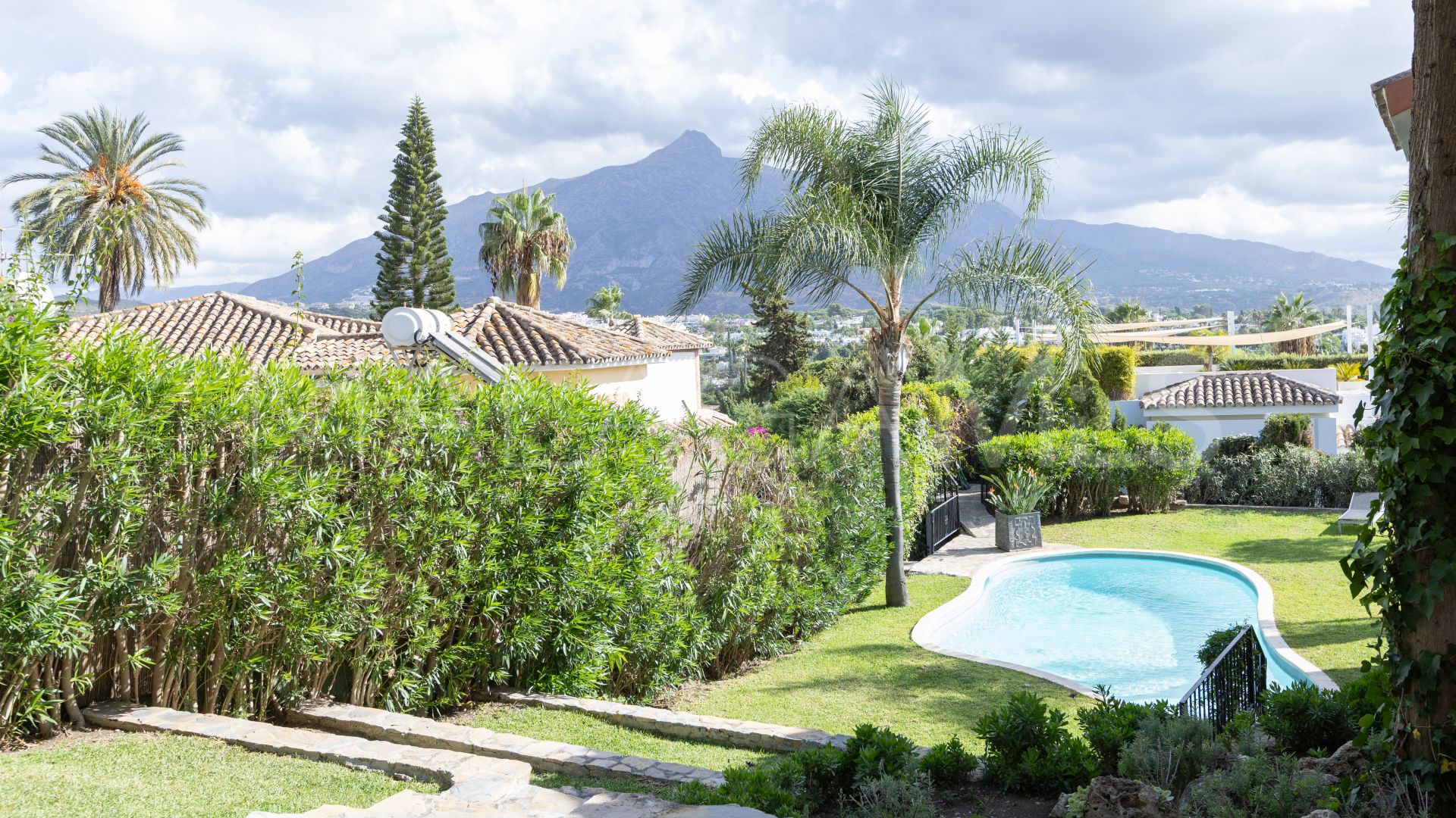 5 bedrooms villa for sale in Nueva Andalucia