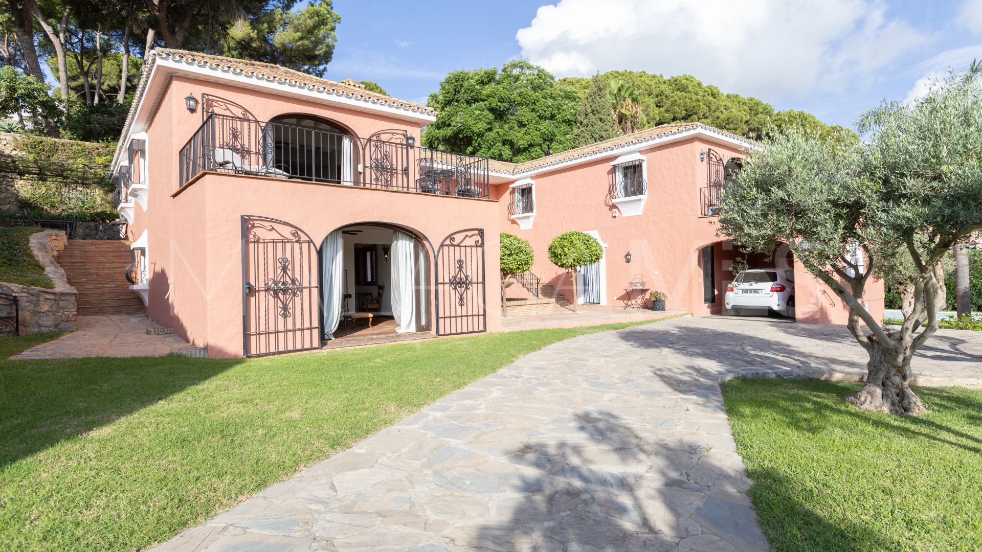 5 bedrooms villa for sale in Nueva Andalucia