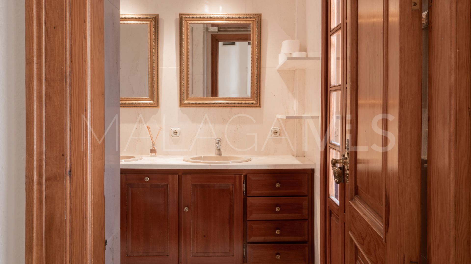 Buy villa with 5 bedrooms in Seghers