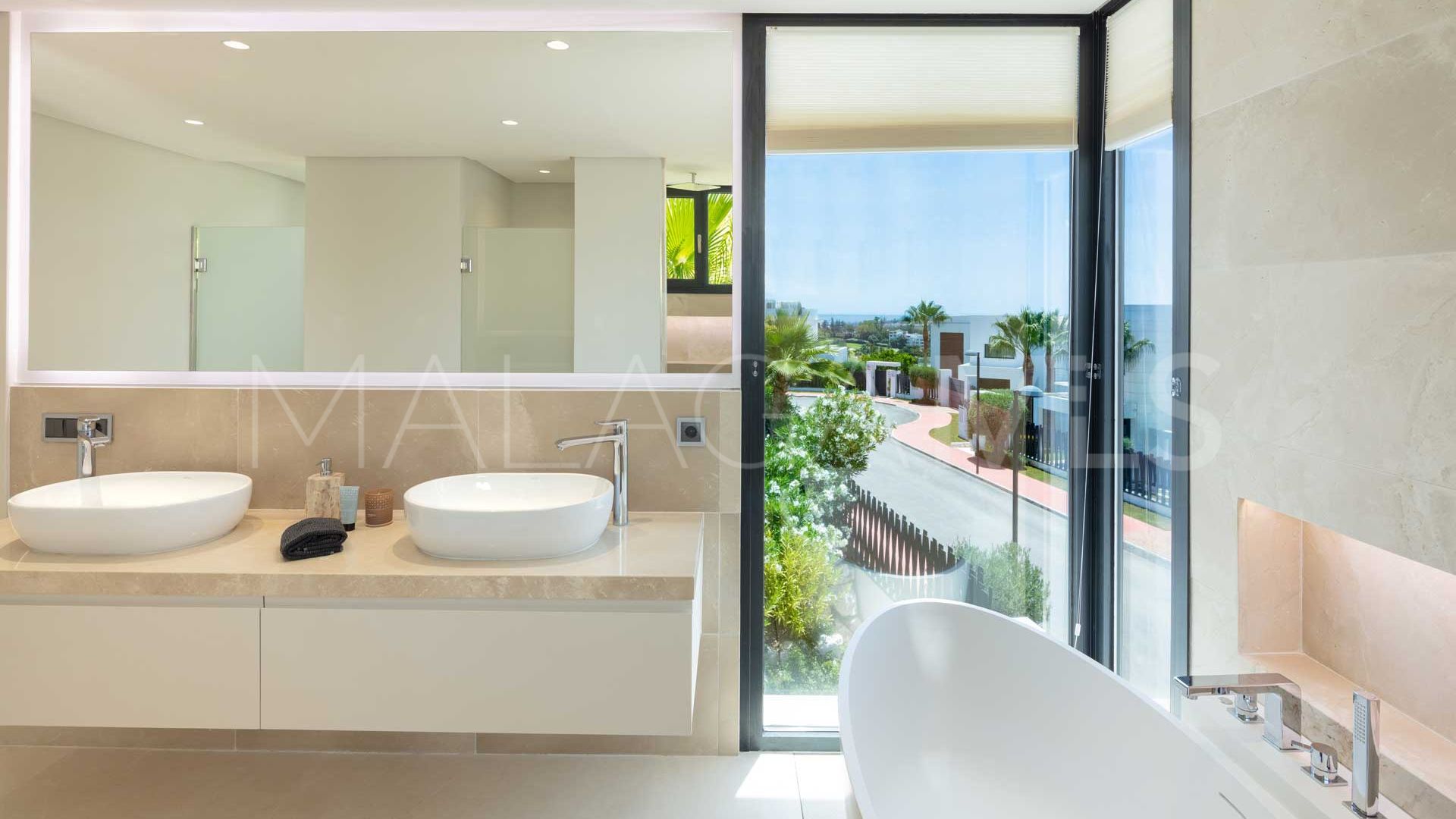 Villa for sale in Nueva Andalucia