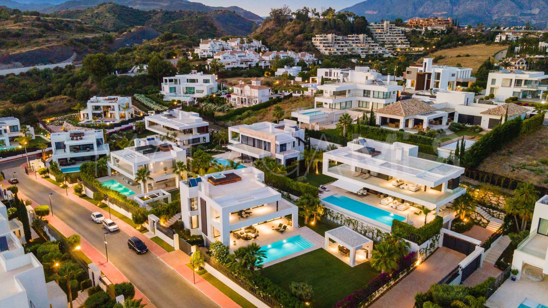 Villa for sale in Nueva Andalucia