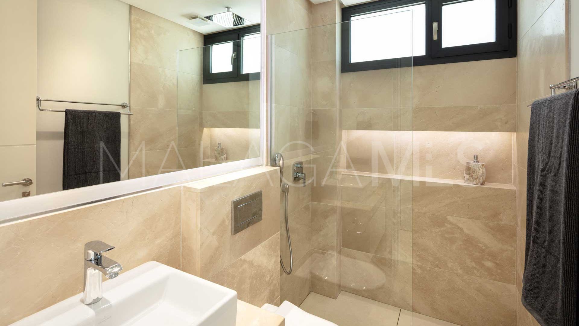 Villa for sale in Nueva Andalucia