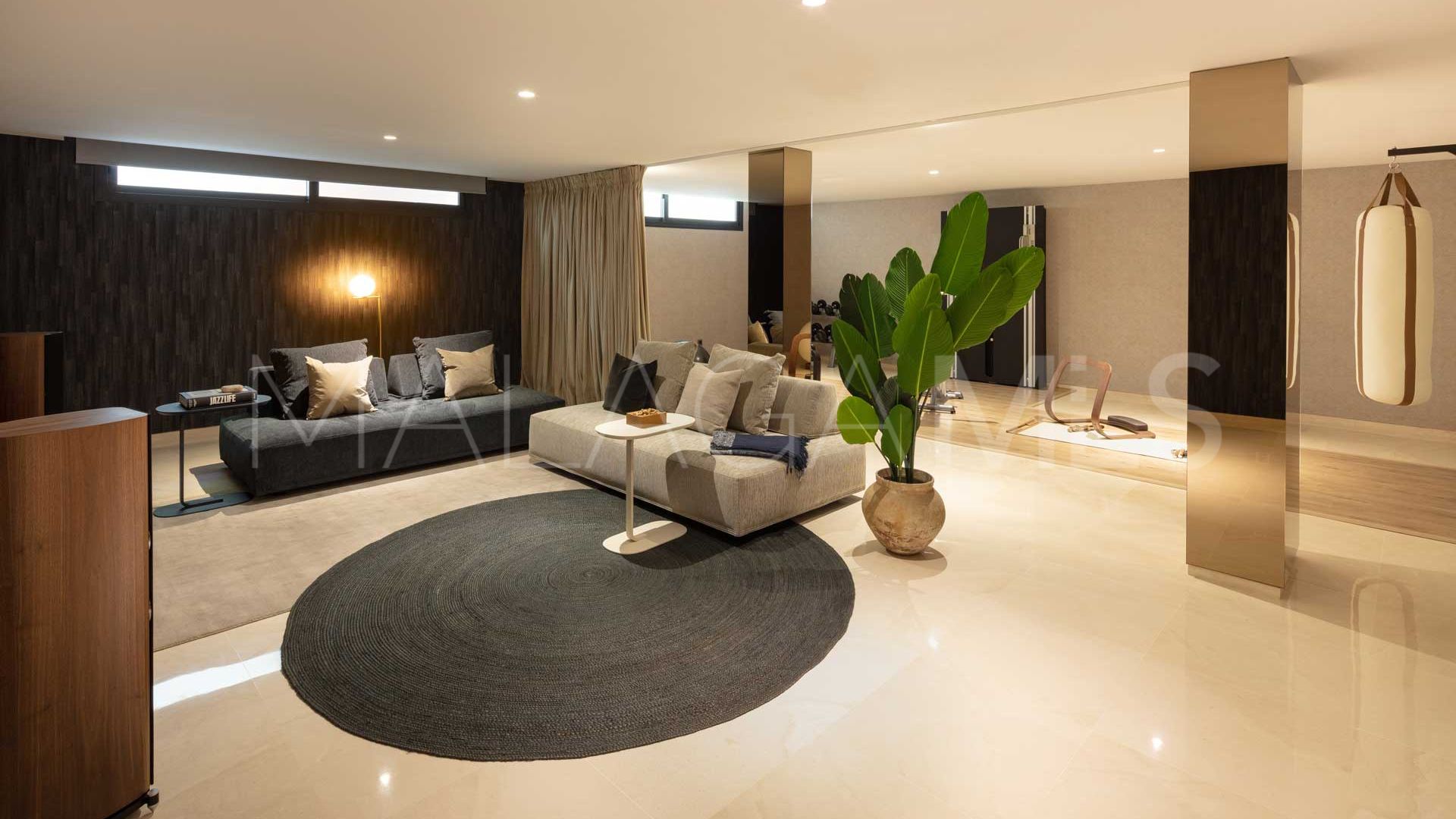 Villa for sale in Nueva Andalucia