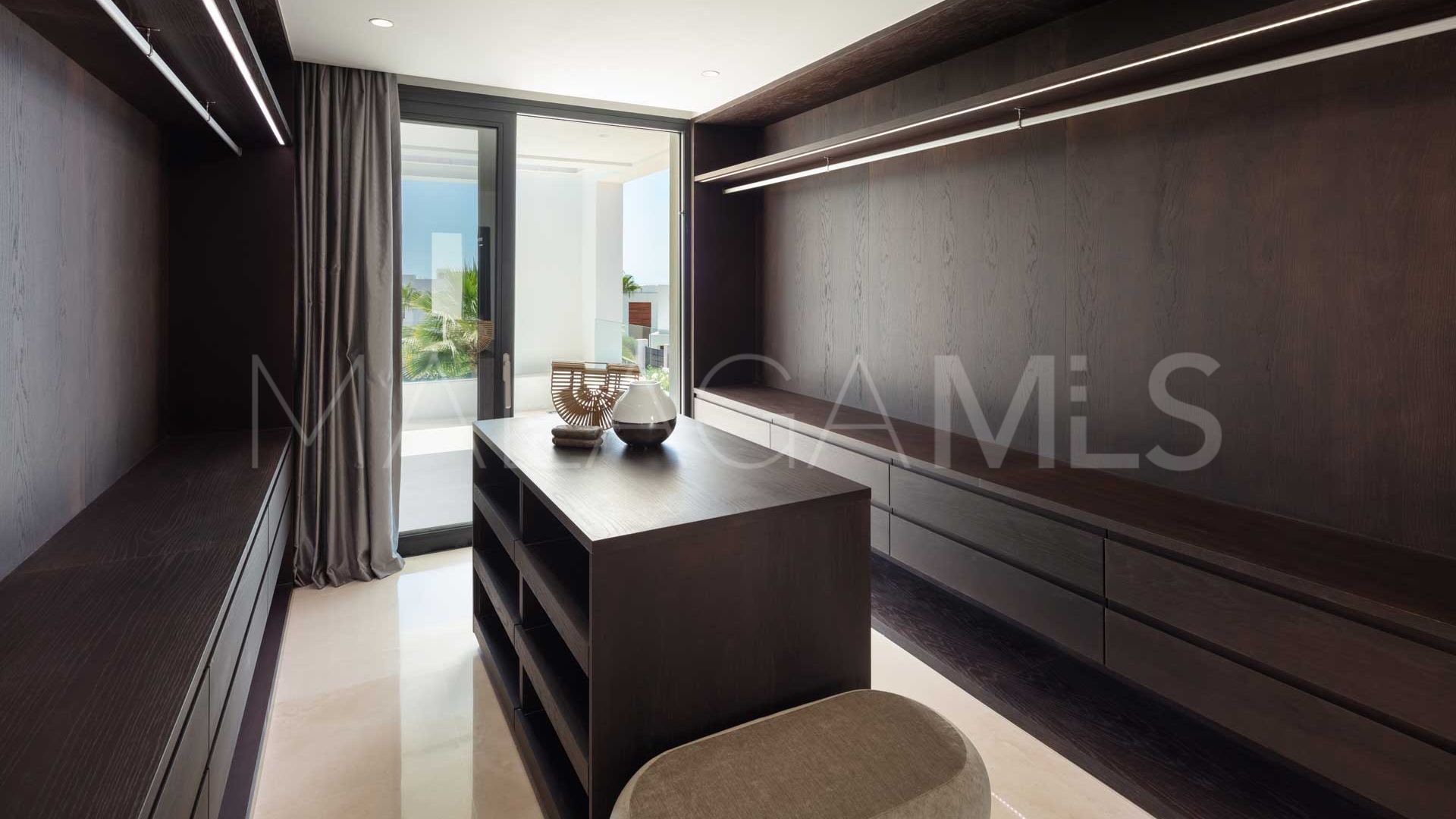 Villa for sale in Nueva Andalucia