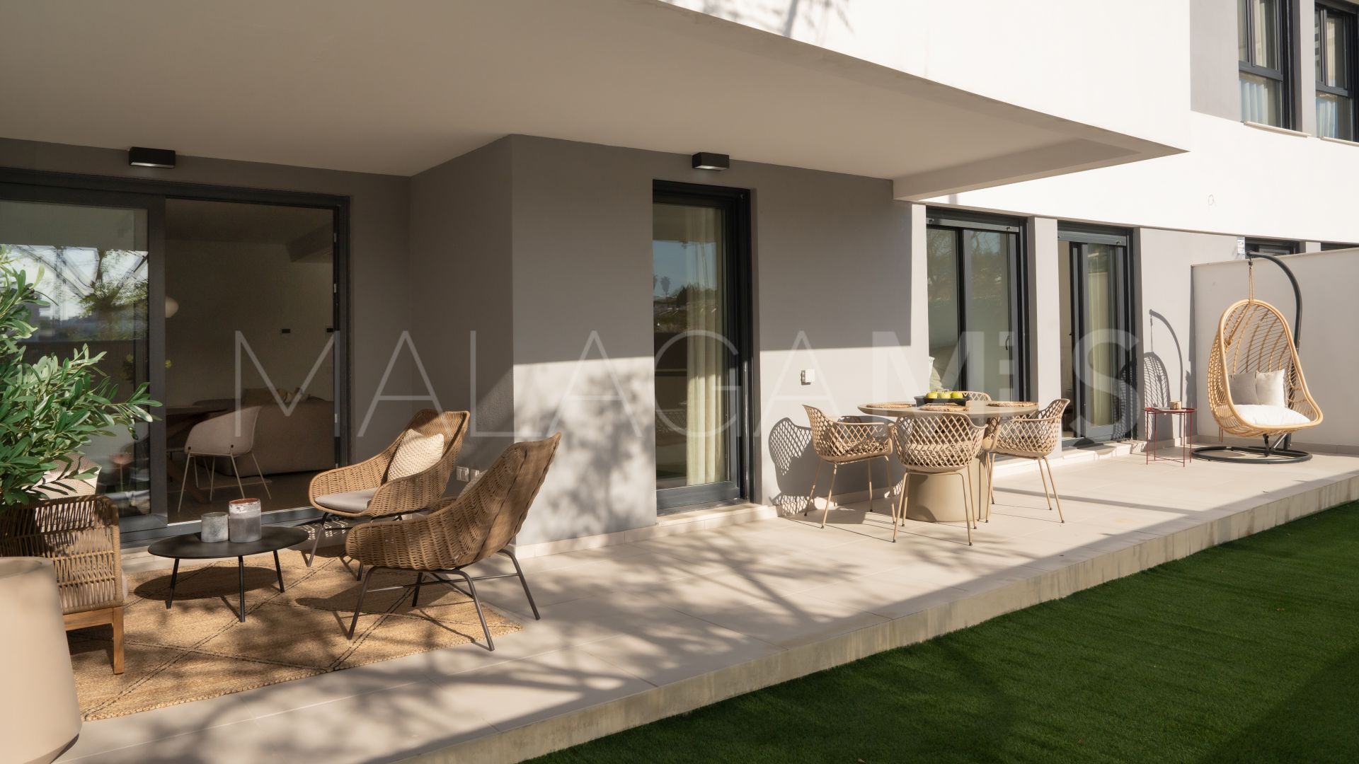 Ground floor apartment with 2 bedrooms for sale in Estepona Town