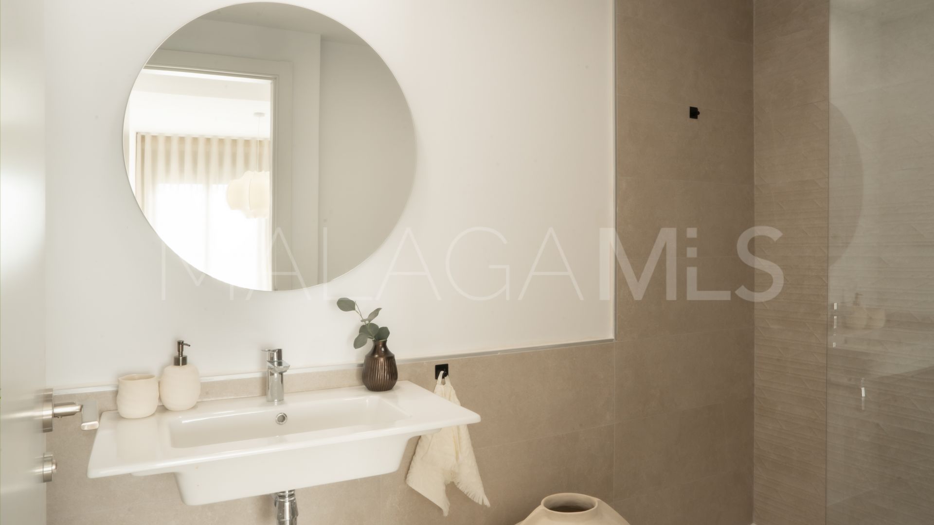 Ground floor apartment with 2 bedrooms for sale in Estepona Town
