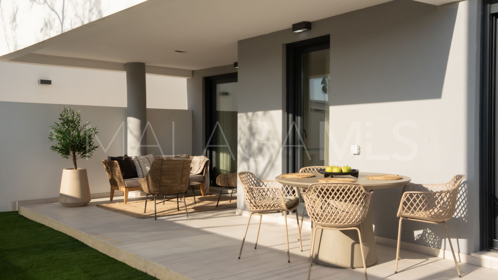 Ground floor apartment with 2 bedrooms for sale in Estepona Town