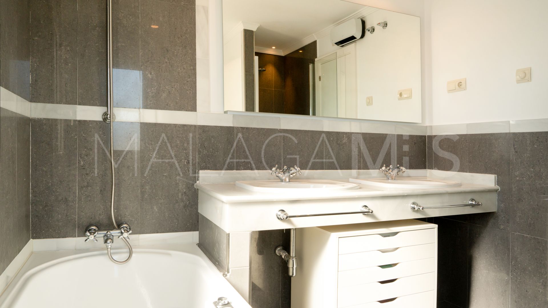 Villa for sale in La Resina Golf