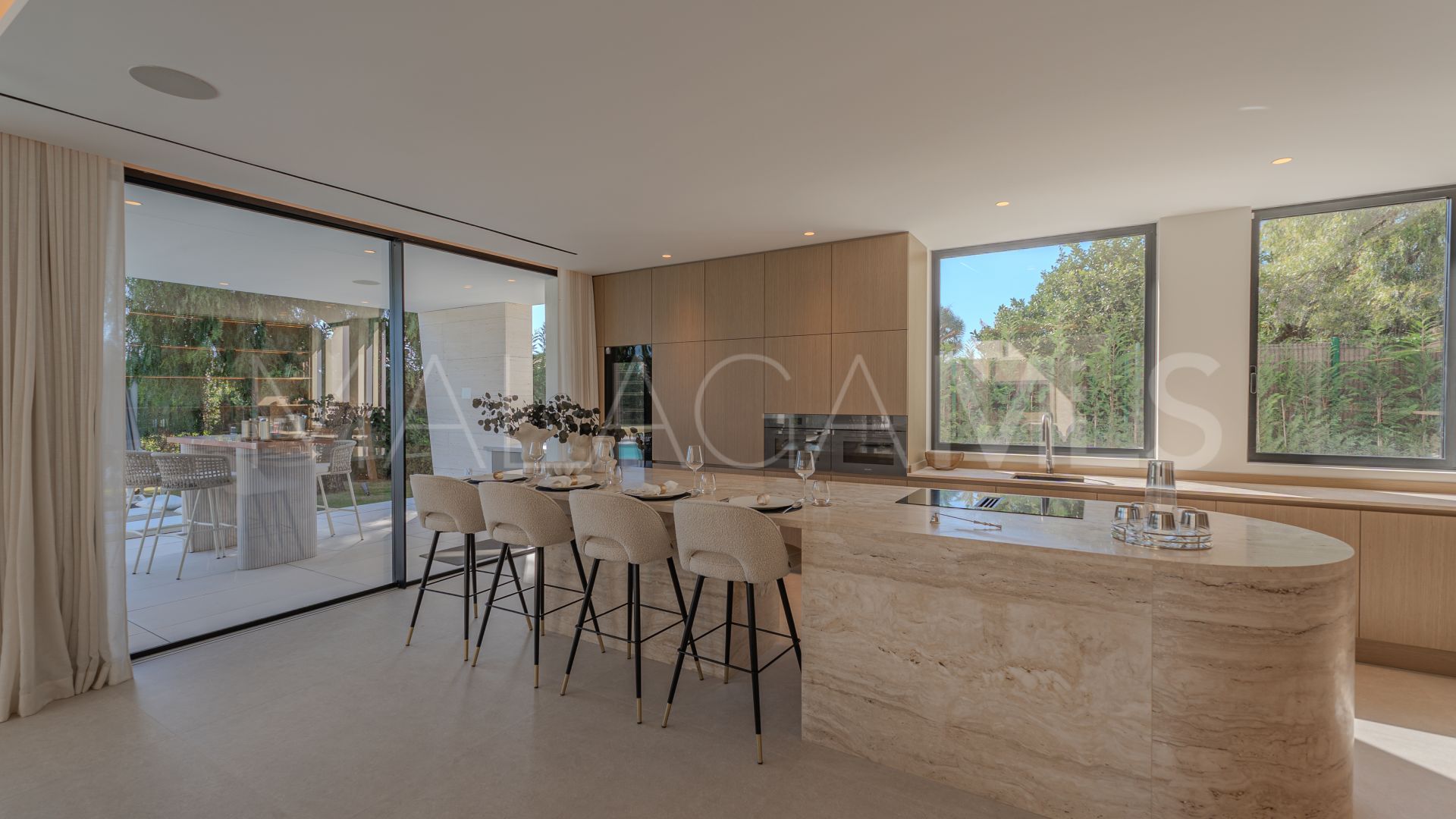 Villa for sale in Los Monteros