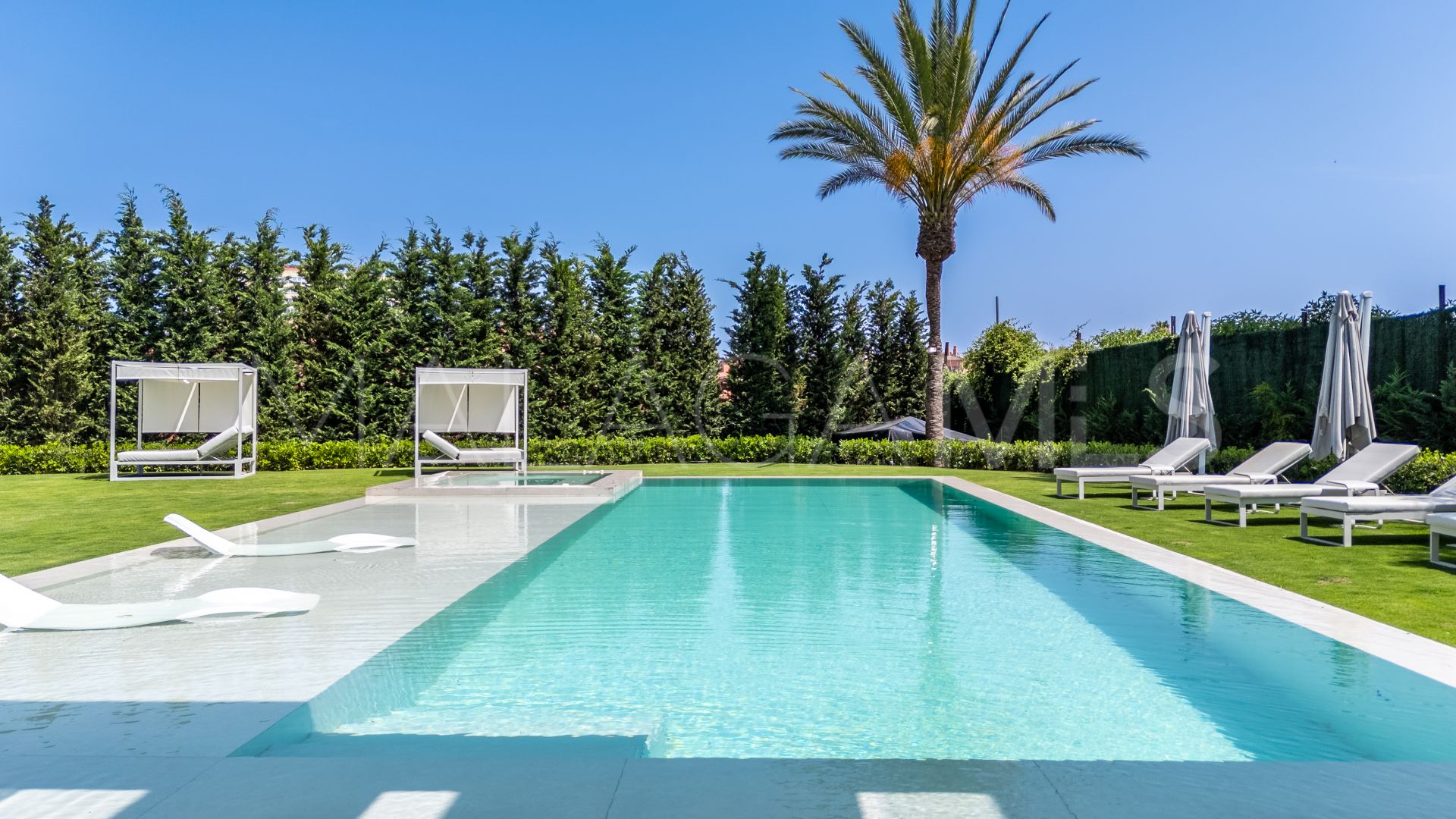 Villa for sale in Los Monteros