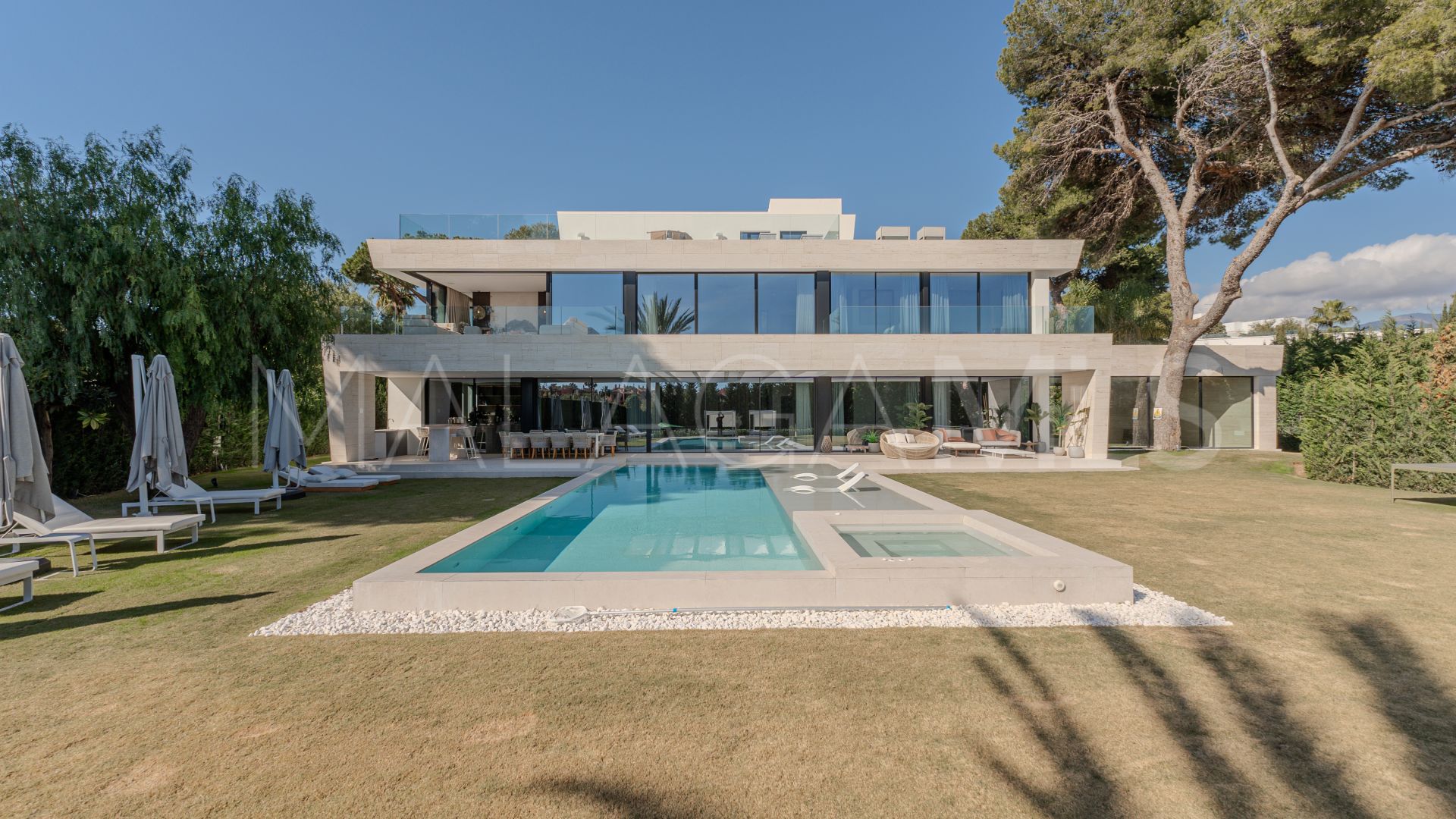 Villa for sale in Los Monteros