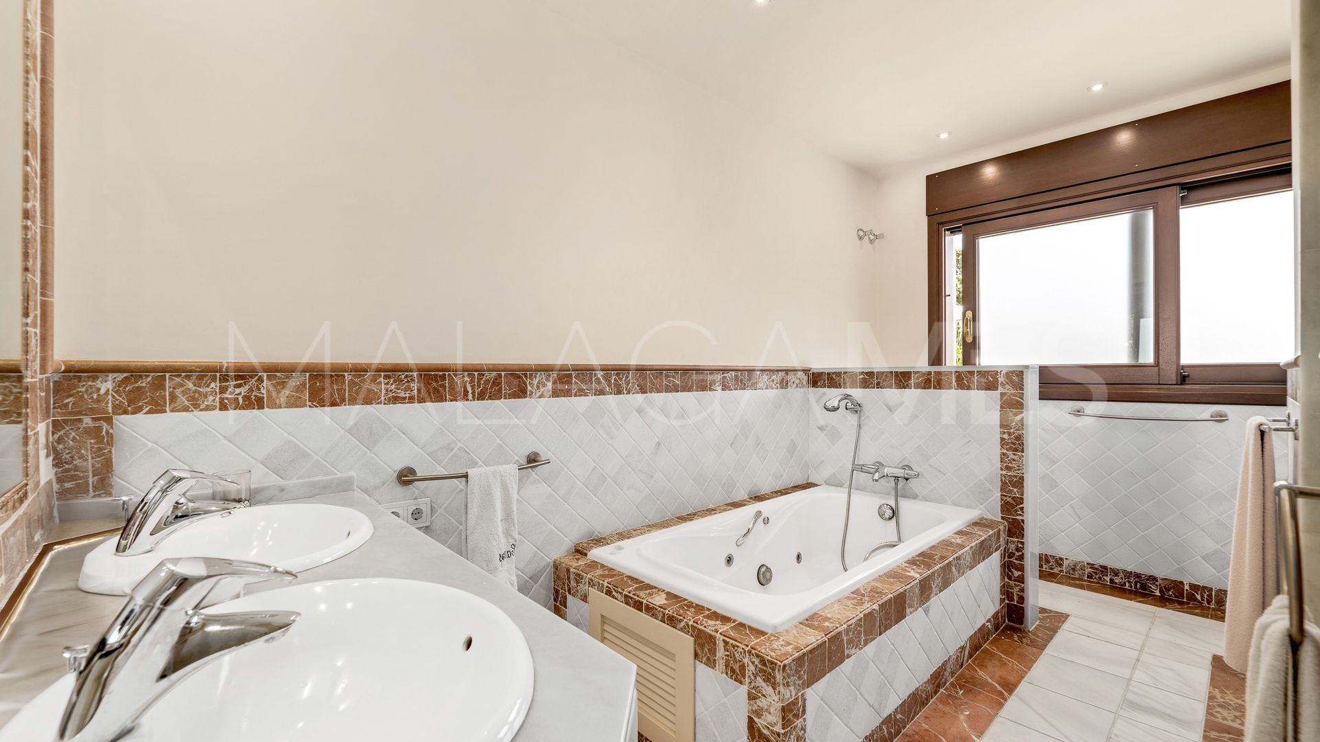 Duplex penthouse with 5 bedrooms for sale in Lomas del Rey