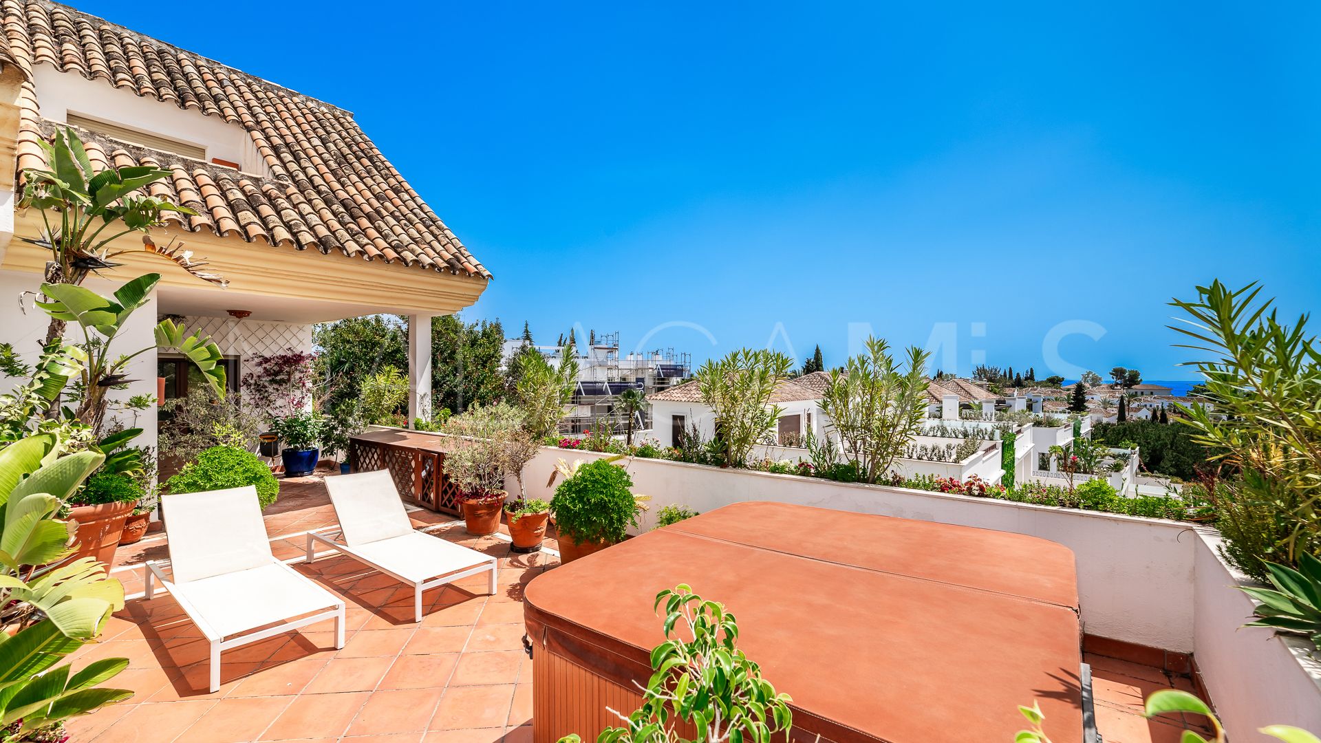 Duplex penthouse with 5 bedrooms for sale in Lomas del Rey