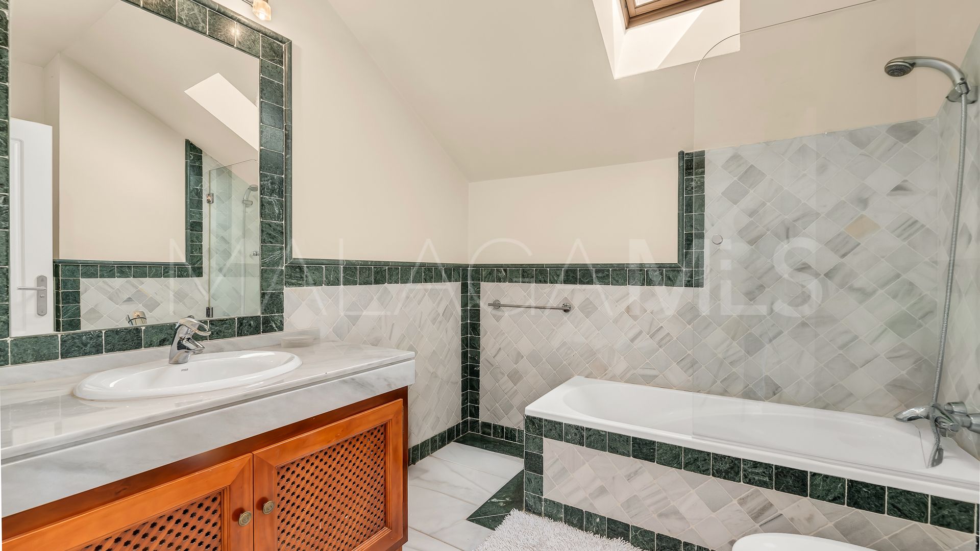 Duplex penthouse with 5 bedrooms for sale in Lomas del Rey