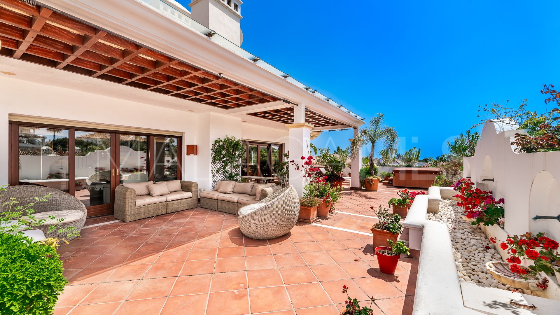 Duplex penthouse with 5 bedrooms for sale in Lomas del Rey