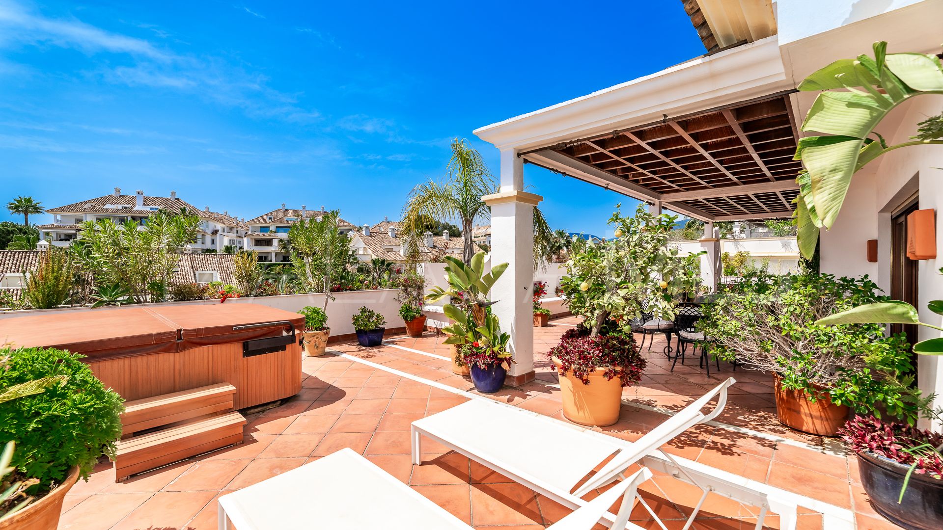 Duplex penthouse with 5 bedrooms for sale in Lomas del Rey
