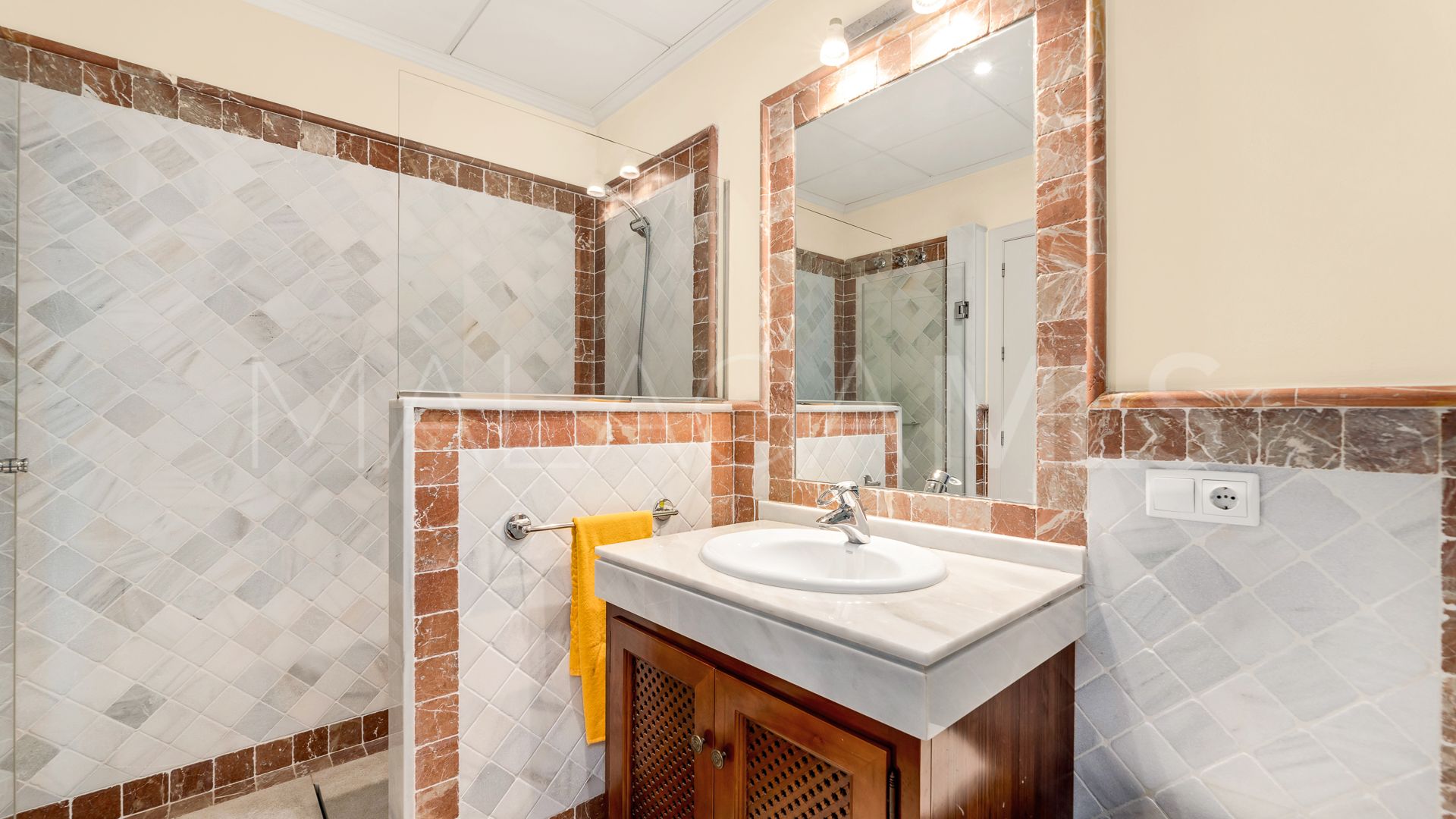 Duplex penthouse with 5 bedrooms for sale in Lomas del Rey