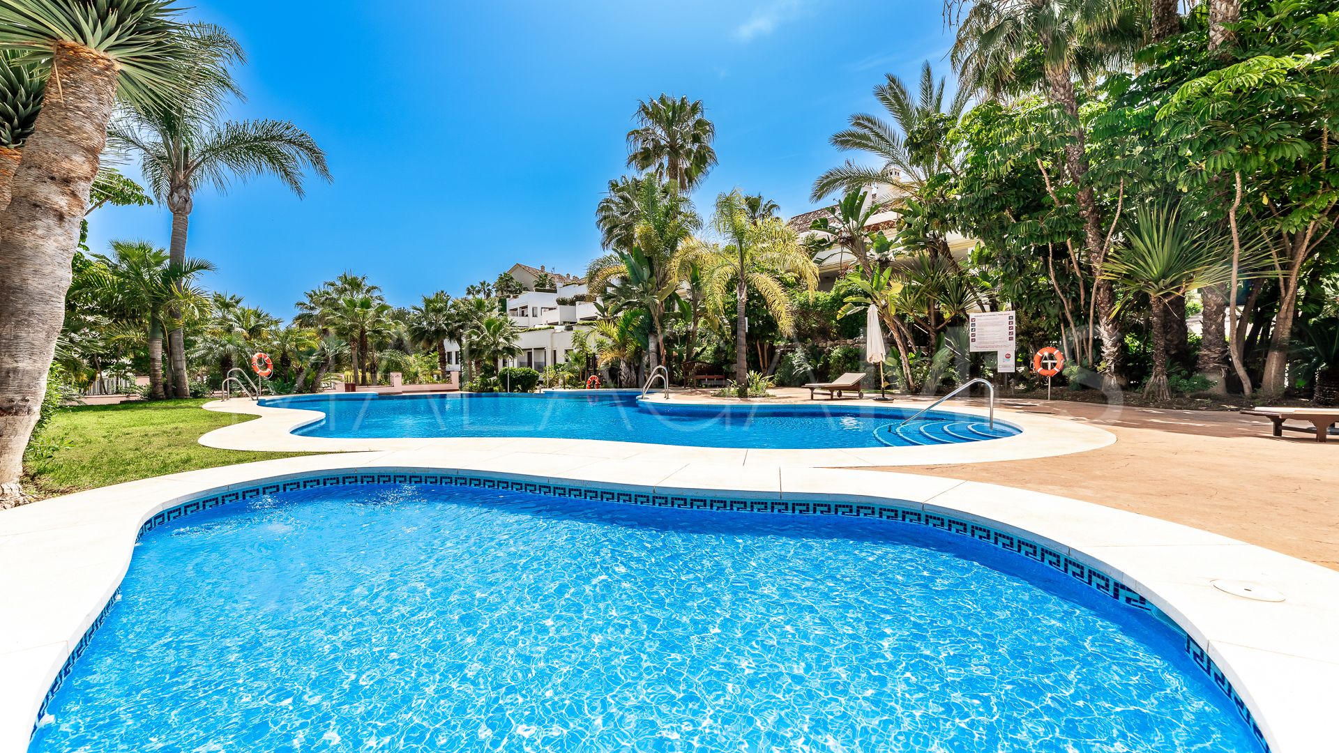Duplex penthouse with 5 bedrooms for sale in Lomas del Rey