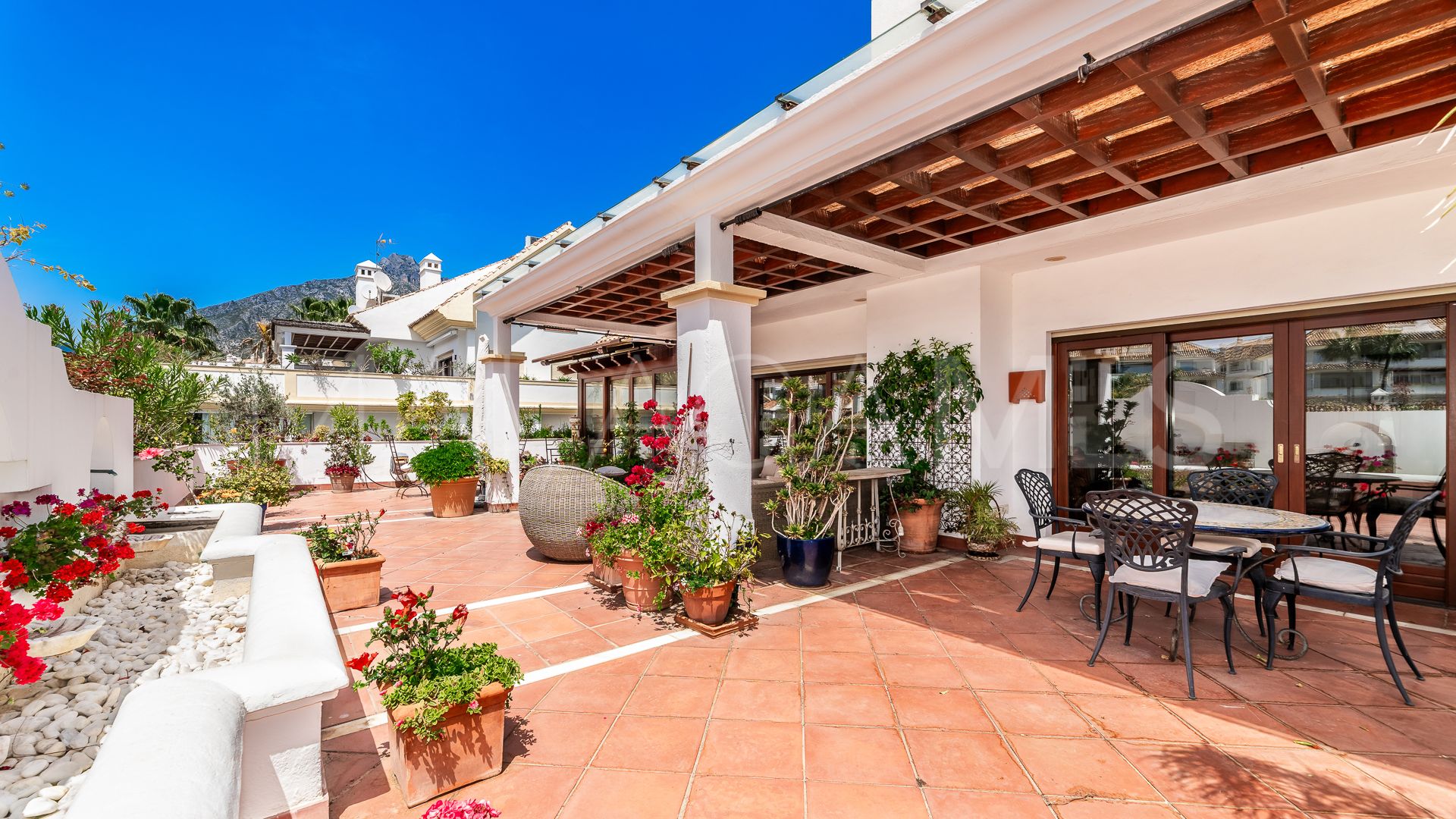 Duplex penthouse with 5 bedrooms for sale in Lomas del Rey