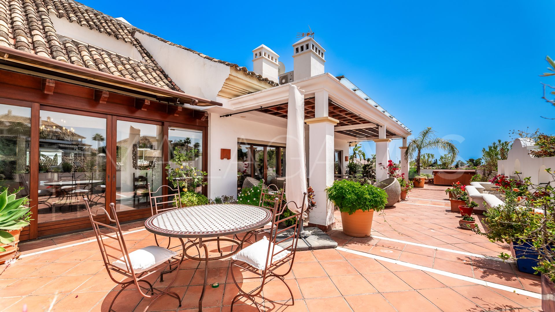 Duplex penthouse with 5 bedrooms for sale in Lomas del Rey
