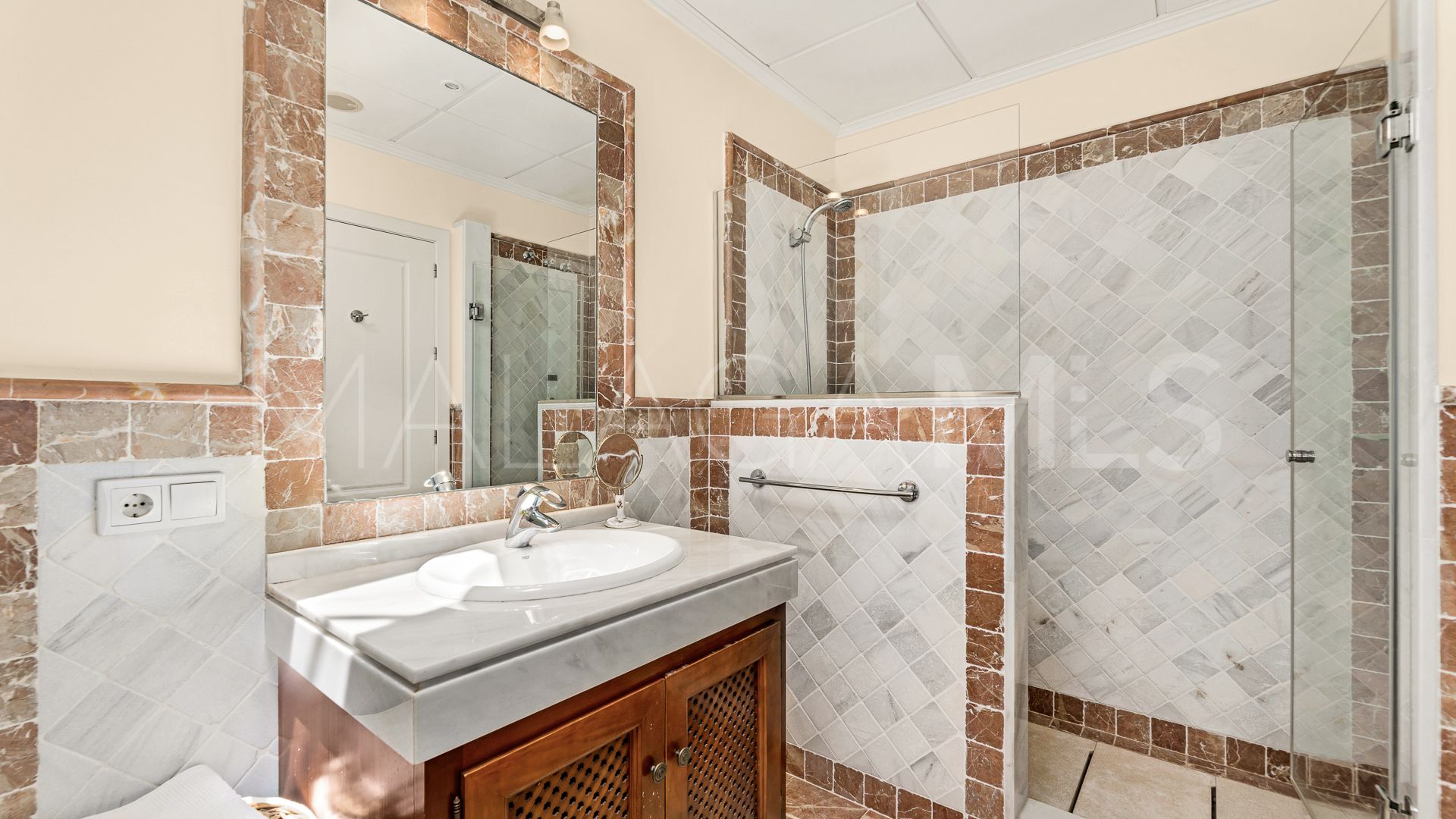 Duplex penthouse with 5 bedrooms for sale in Lomas del Rey