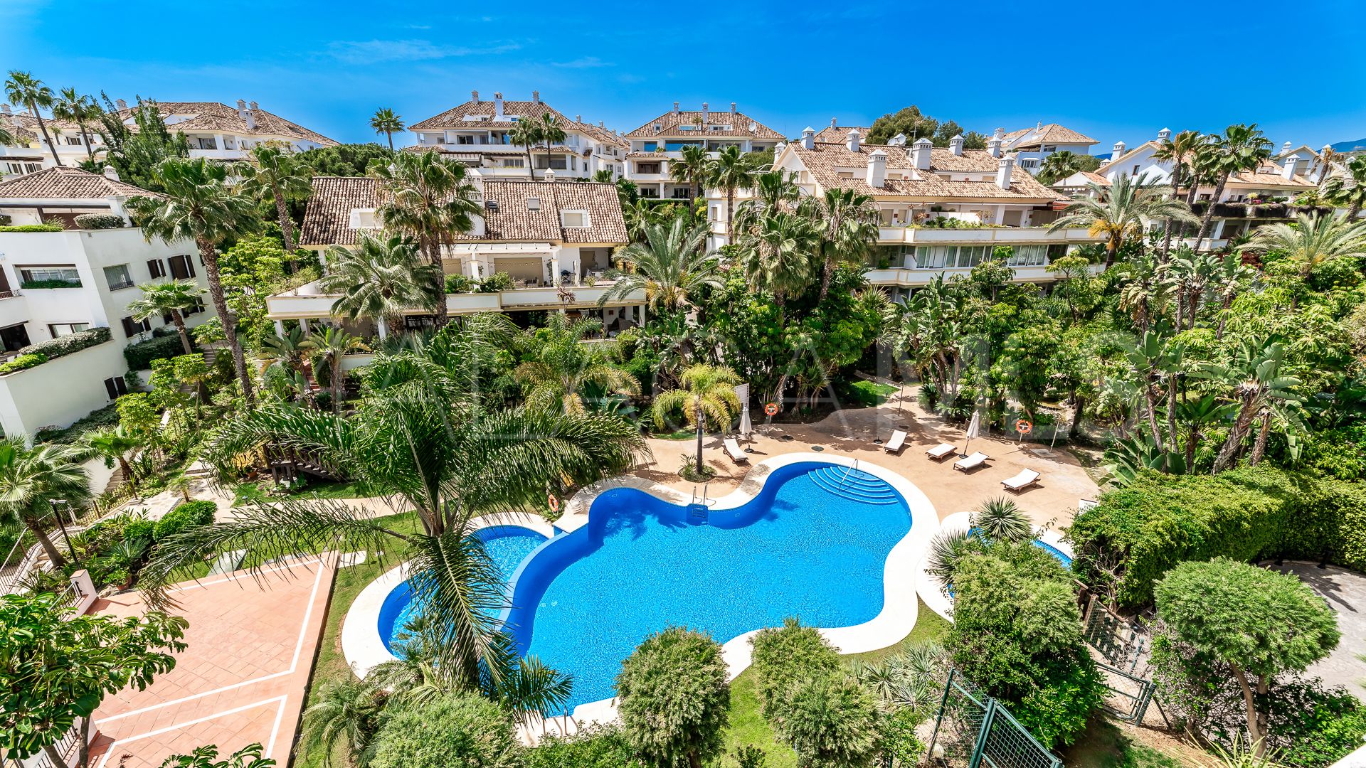 Duplex penthouse with 5 bedrooms for sale in Lomas del Rey