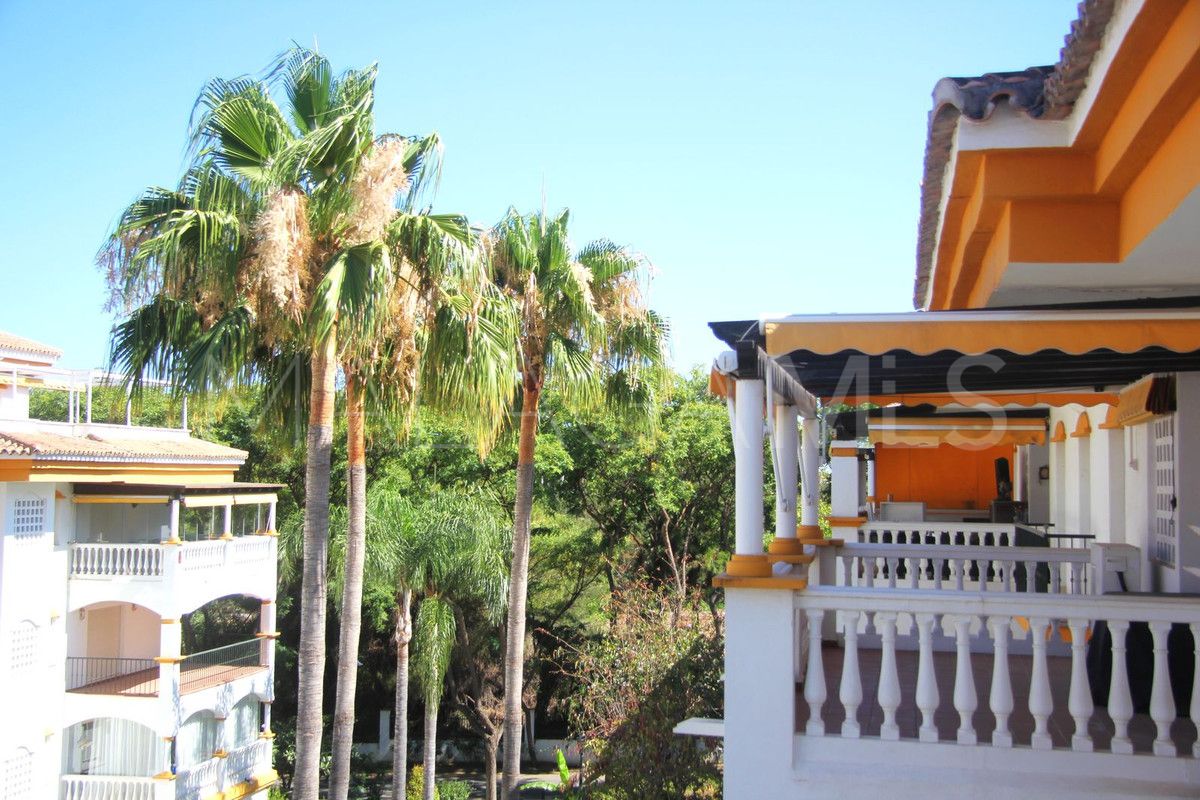 Buy penthouse with 3 bedrooms in Nueva Andalucia