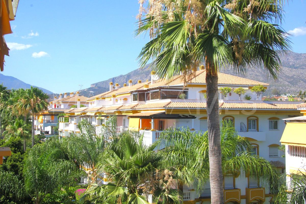 Buy penthouse with 3 bedrooms in Nueva Andalucia