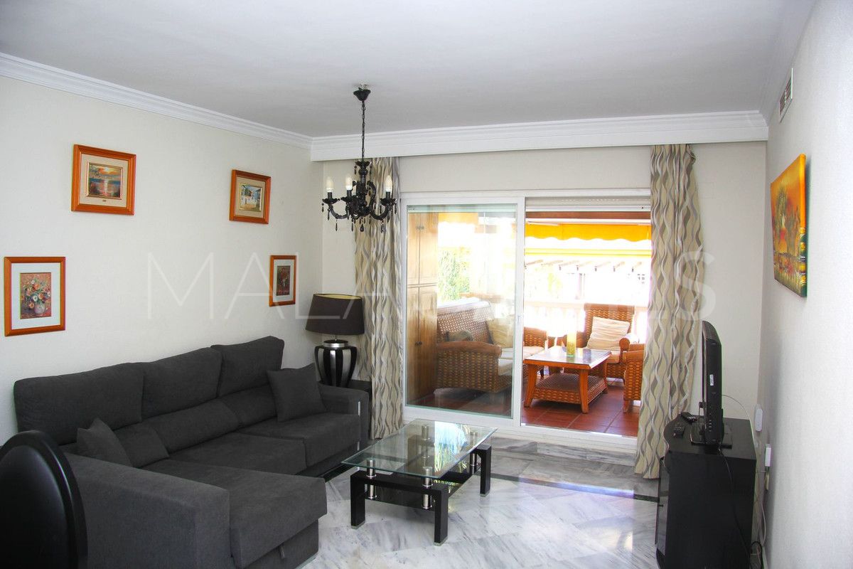Buy penthouse with 3 bedrooms in Nueva Andalucia