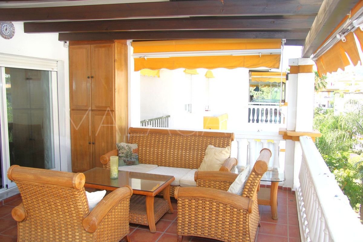 Buy penthouse with 3 bedrooms in Nueva Andalucia