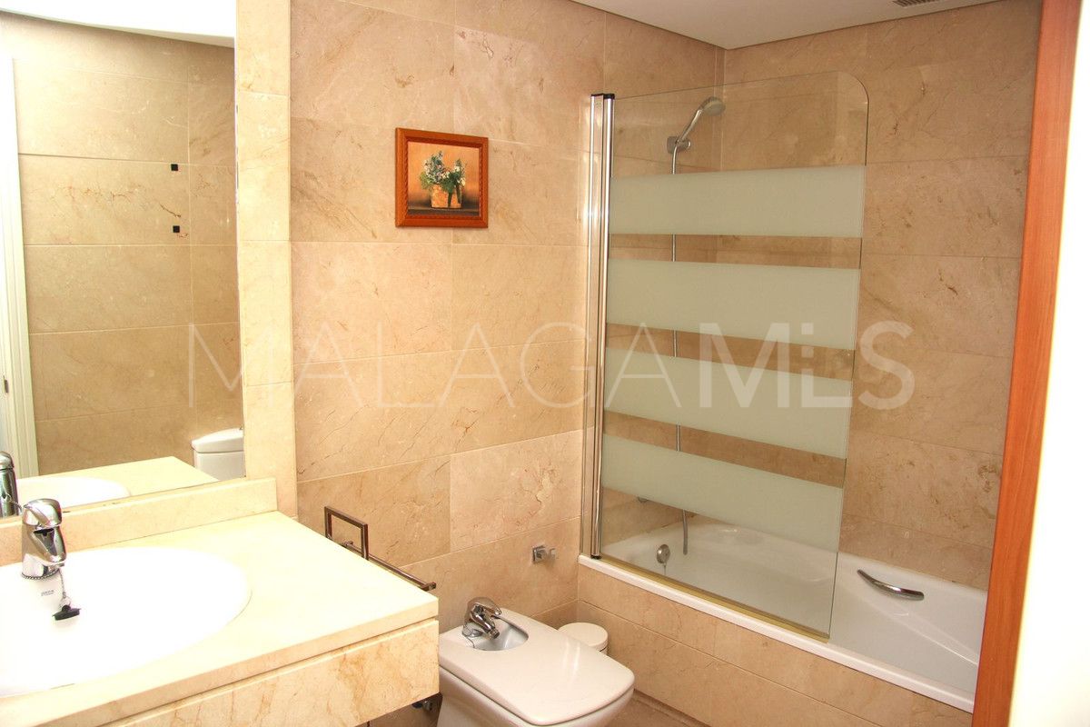 Buy penthouse with 3 bedrooms in Nueva Andalucia