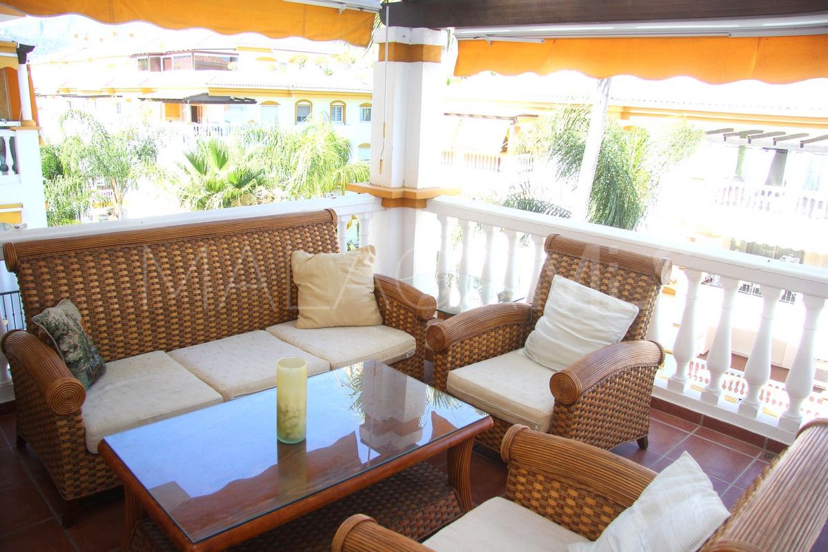 Buy penthouse with 3 bedrooms in Nueva Andalucia