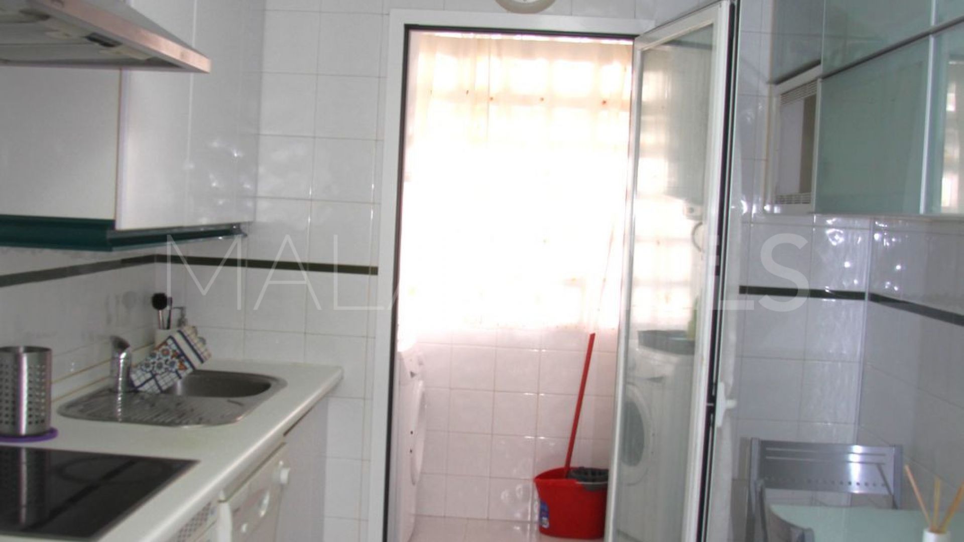 Buy penthouse with 3 bedrooms in Nueva Andalucia