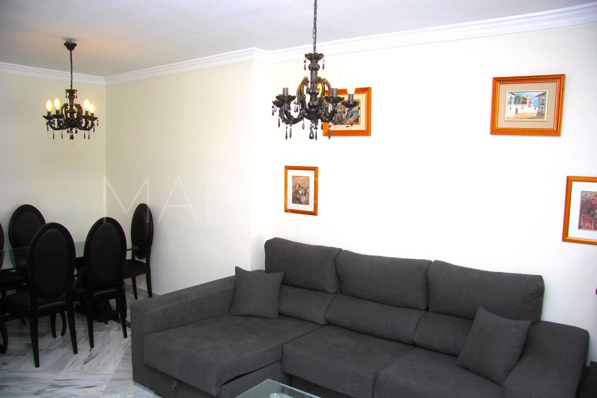 Buy penthouse with 3 bedrooms in Nueva Andalucia