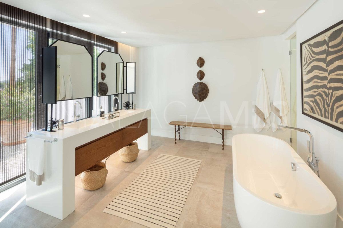6 bedrooms Nueva Andalucia villa for sale