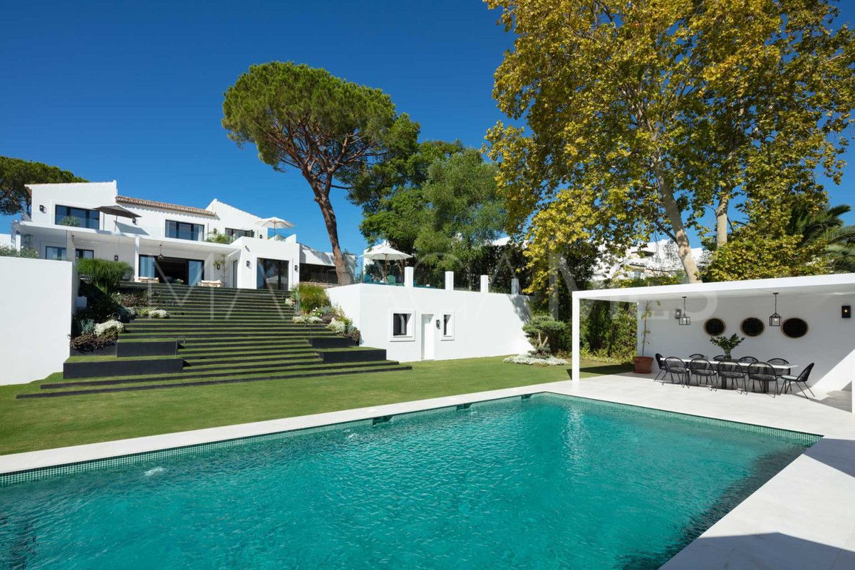 6 bedrooms Nueva Andalucia villa for sale