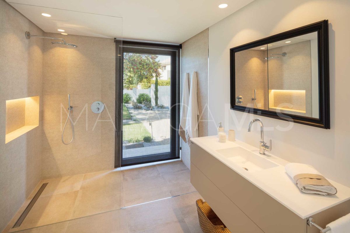 6 bedrooms Nueva Andalucia villa for sale