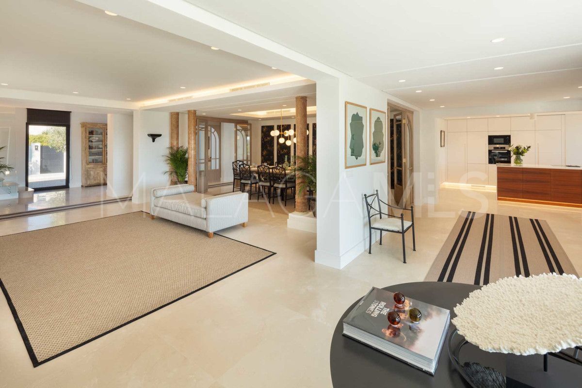 6 bedrooms Nueva Andalucia villa for sale