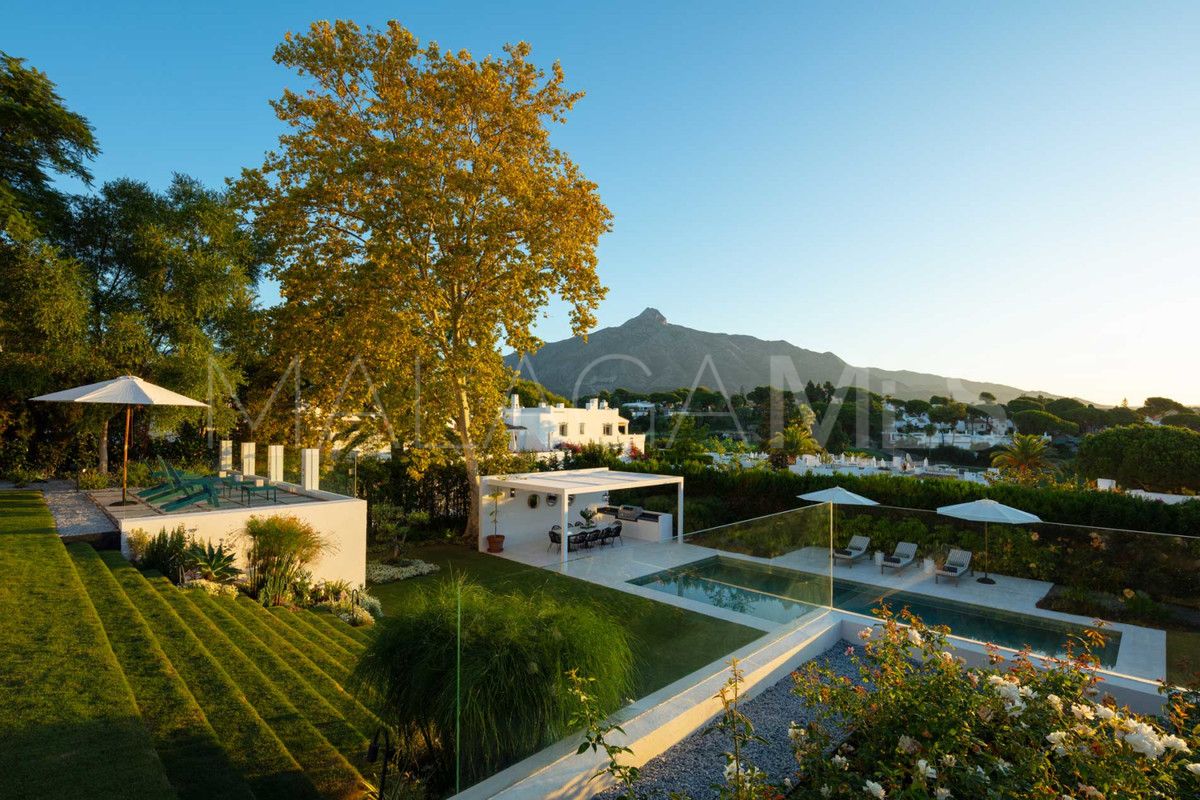 6 bedrooms Nueva Andalucia villa for sale