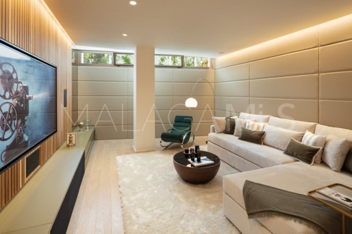 5 bedrooms villa for sale in Nueva Andalucia