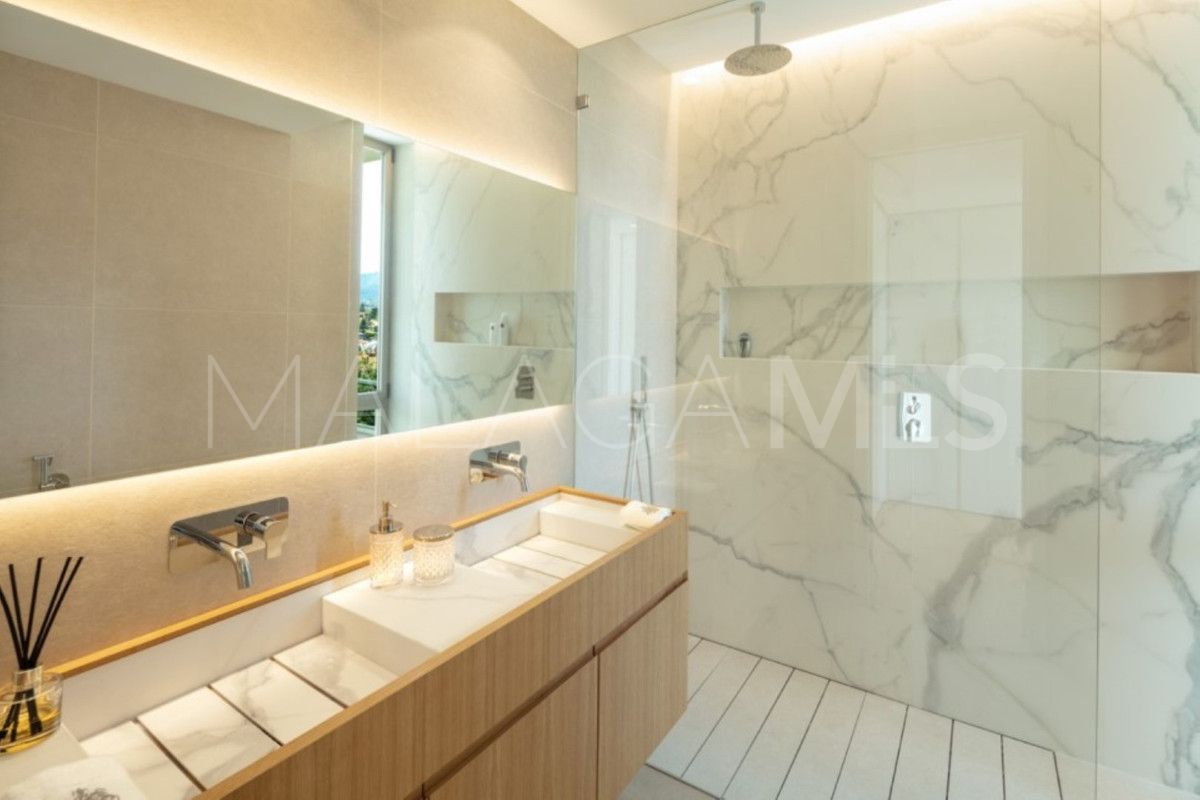 5 bedrooms villa for sale in Nueva Andalucia