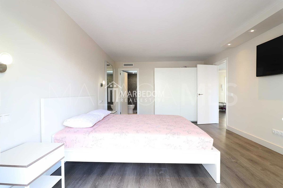 Villa for sale in Nueva Andalucia with 5 bedrooms