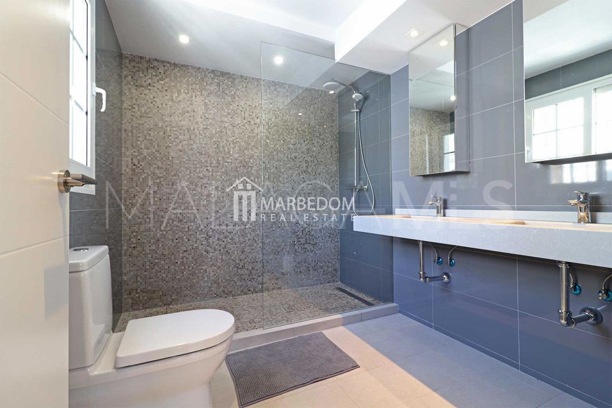 Villa for sale in Nueva Andalucia with 5 bedrooms